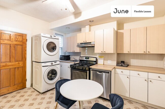 Building Photo - Queen bedroom in 3 bed/1 bath Home