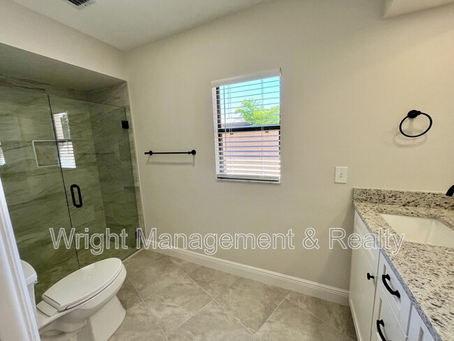 Building Photo - 5008 S Shore Dr