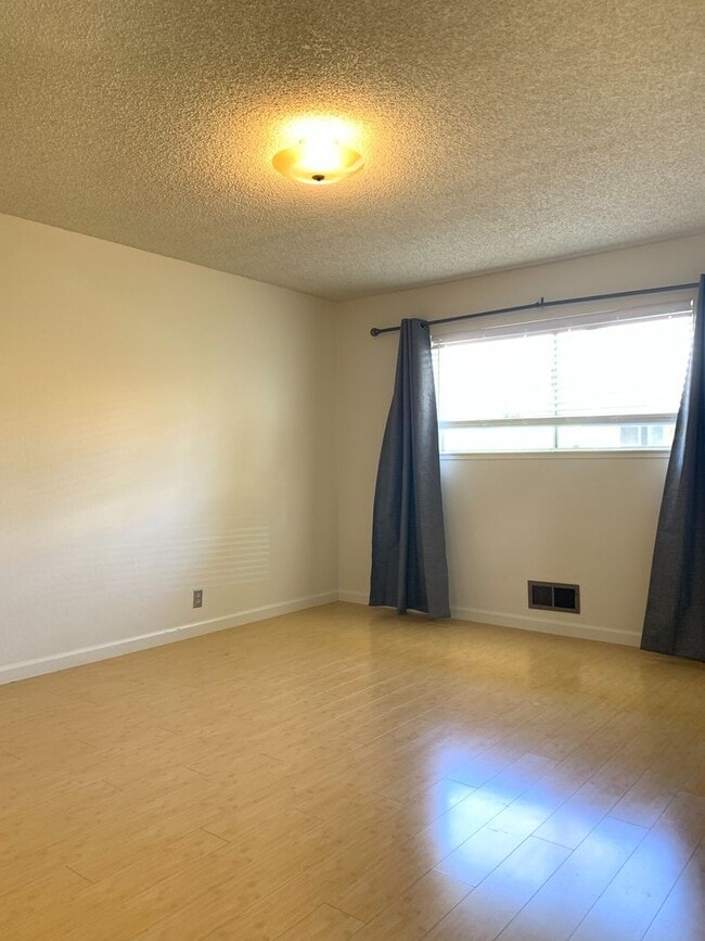 Building Photo - 1252-1254 Valerian Court