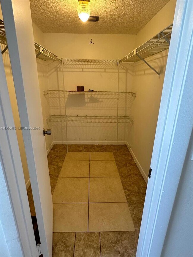 Building Photo - 7137 Golf Colony Ct