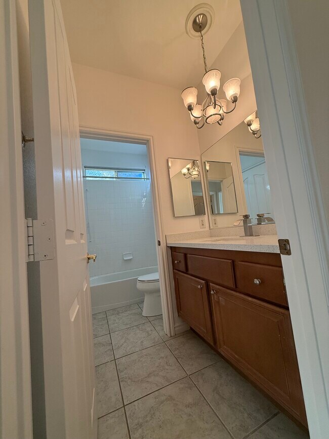 Building Photo - 985 Prestwick St