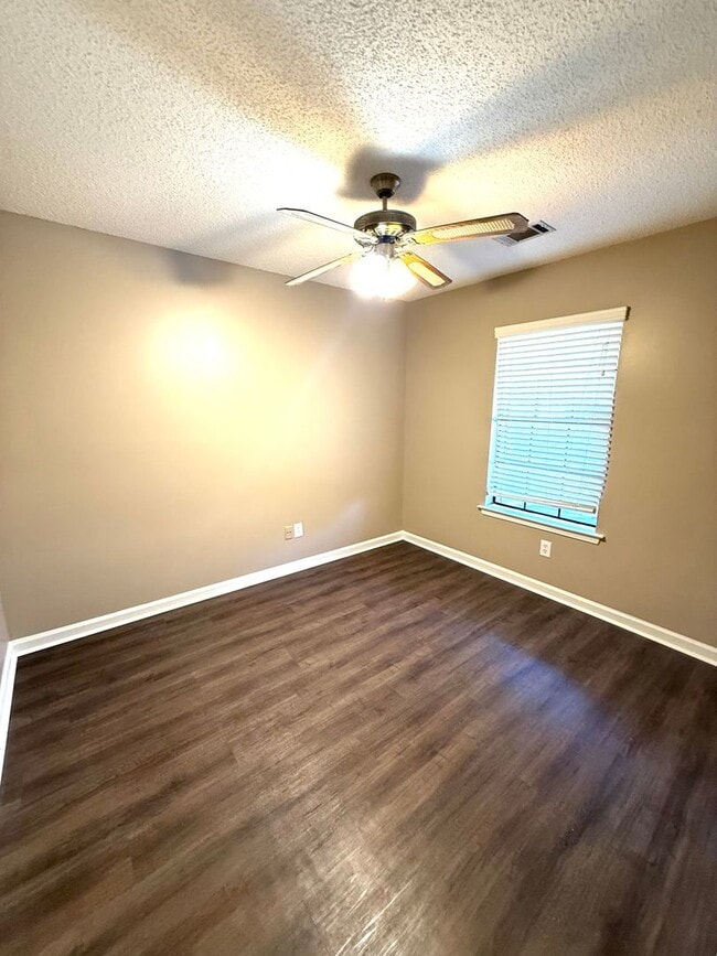 Building Photo - ** 3 bed 2 bath located in Millbrook ** Ca...