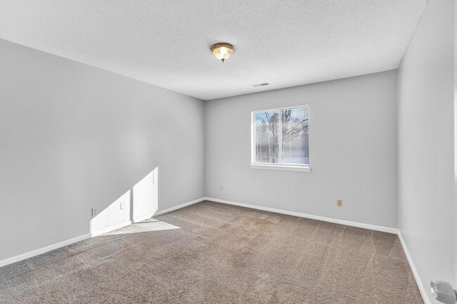 Building Photo - Second Floor Apartment Available in Wilmington!