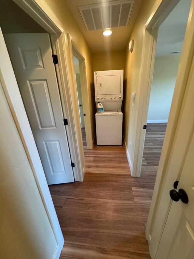 Building Photo - Beautiful 2 Bedroom Home In Central