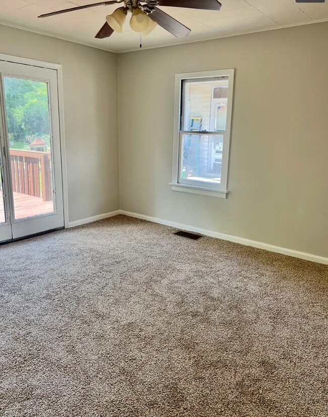 Building Photo - Updated and Spacious!