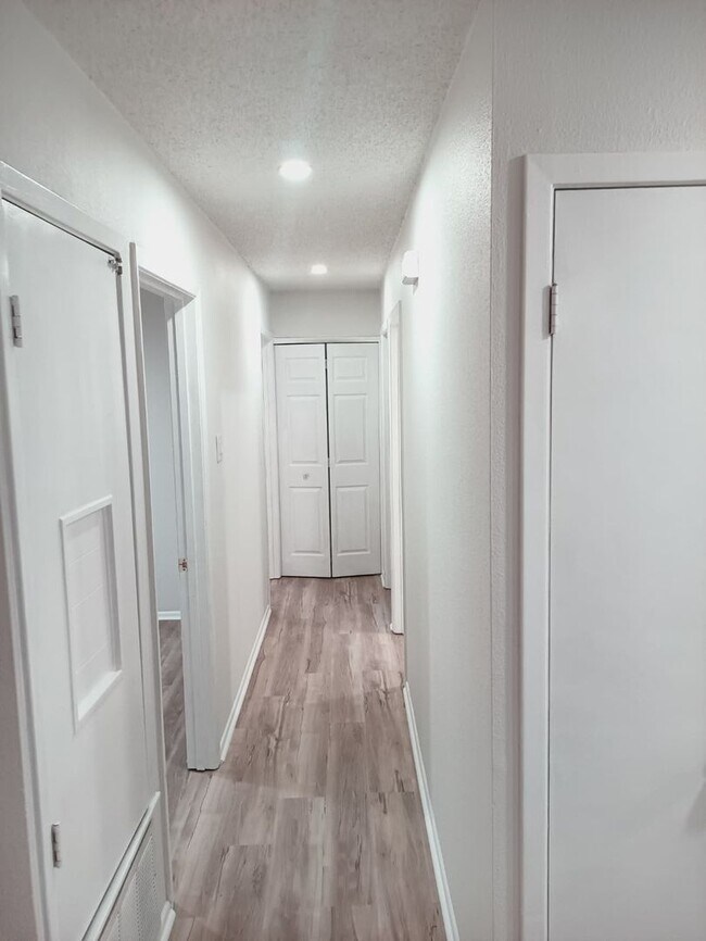 Building Photo - Well-Maintained Home with Modern Features in Prime Live Oak Location