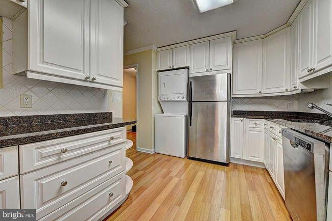 Building Photo - 8370 Greensboro Dr