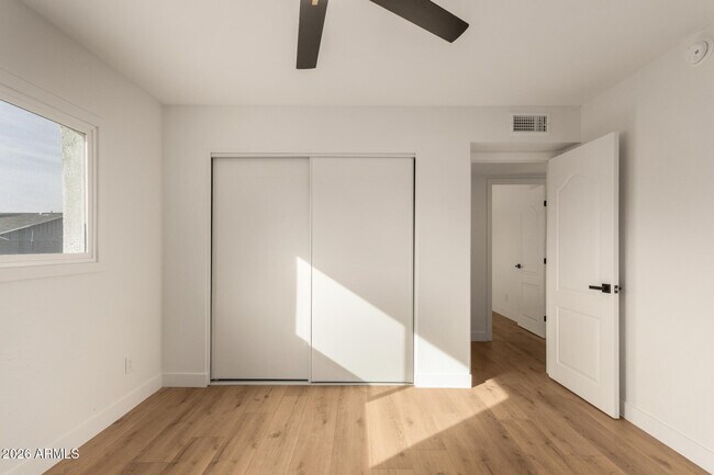 Building Photo - 516 E Greenway Dr