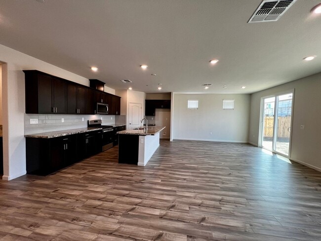 Building Photo - 2035 Greenbriar Dr