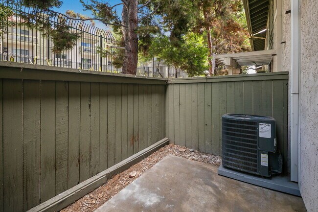 Building Photo - Welcome to your serene 3 BR 2.5 BA Townhome in San Diego!