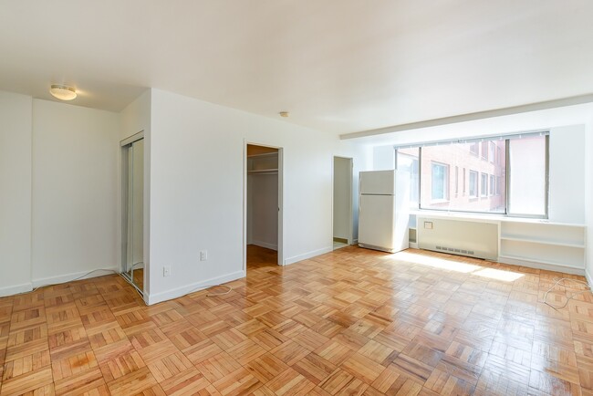Building Photo - Spacious & Bright Studio at River Place West
