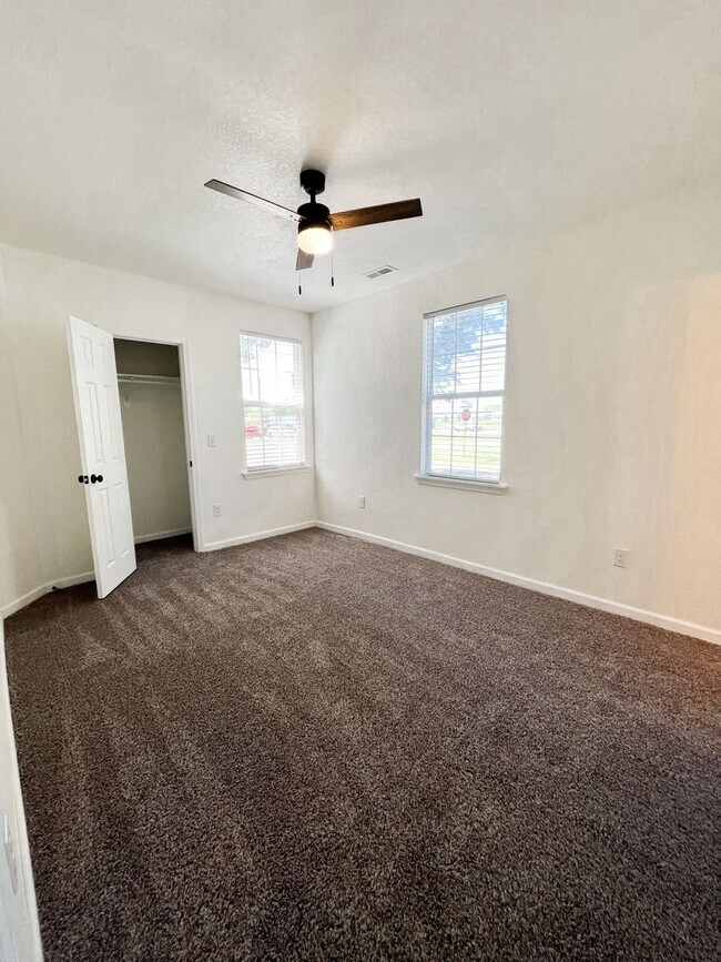 Building Photo - 1025 W 13th St