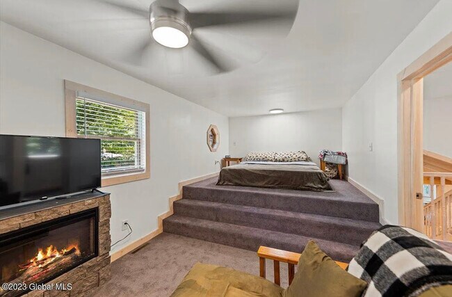 Building Photo - 374 Middle Rd