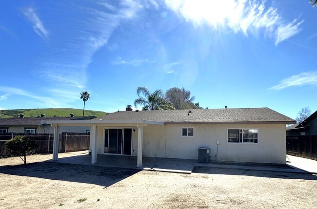Building Photo - Charming 3-Bed, 2-Bath Home for Rent in San Bernardino, Close to CSUSB, Small Pets Welcome