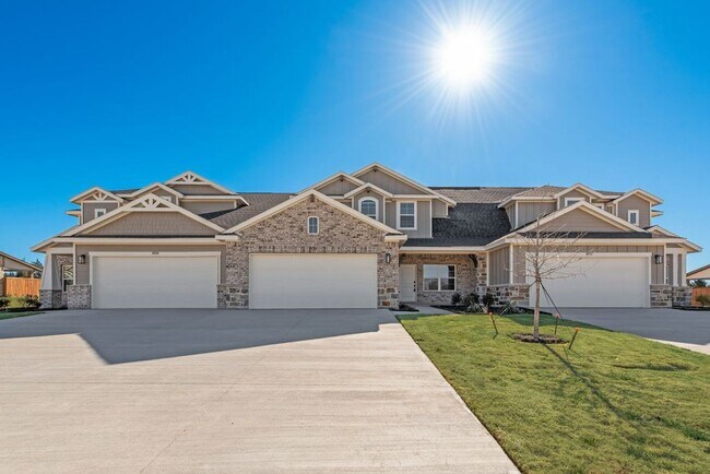 Building Photo - Brand New Move in Ready Townhome