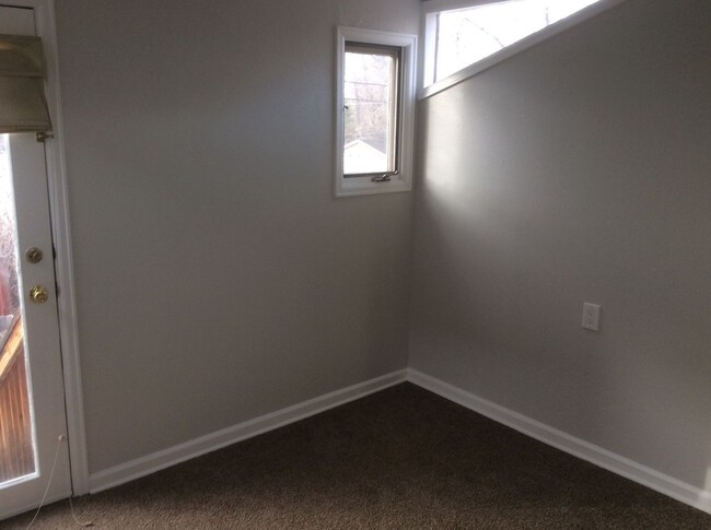 Building Photo - 2 BEDROOM, 1 BATHROOM TOWNHOUSE IN THE AVE...