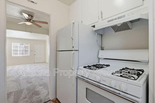 Building Photo - 1137 W Glenrosa Ave