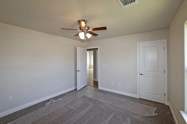 Building Photo - 7605 Woodford Ave
