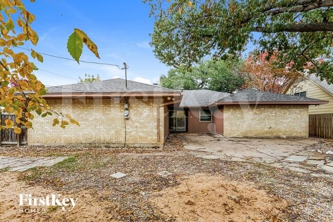 Building Photo - 2012 Garden Oaks Dr