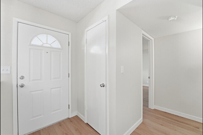 Building Photo - Spacious 3 Bed in Dreamland Villa | Corner Lot + Circular Drive