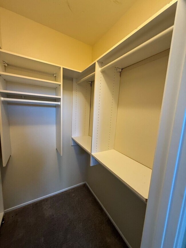 Building Photo - Lovely 2 Bedroom, 2 Bath First-Floor Condo...