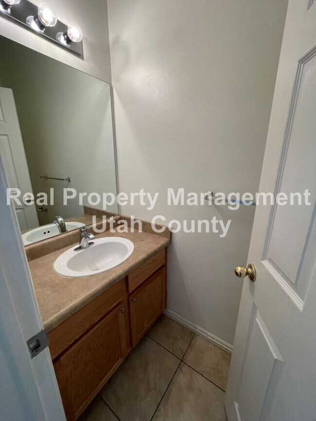 Building Photo - Stunning Townhome in Lehi