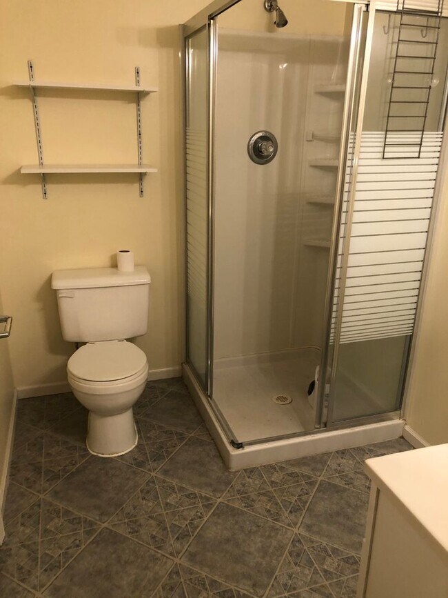Building Photo - Great Home For Rent in Bellevue!