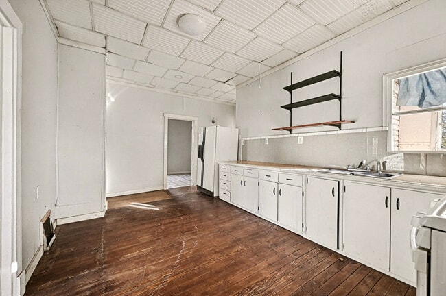 Building Photo - 2545 S 13th St