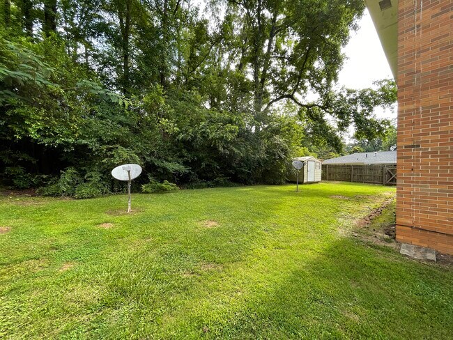 Shared yardspace - 3337 Old Montgomery Hwy