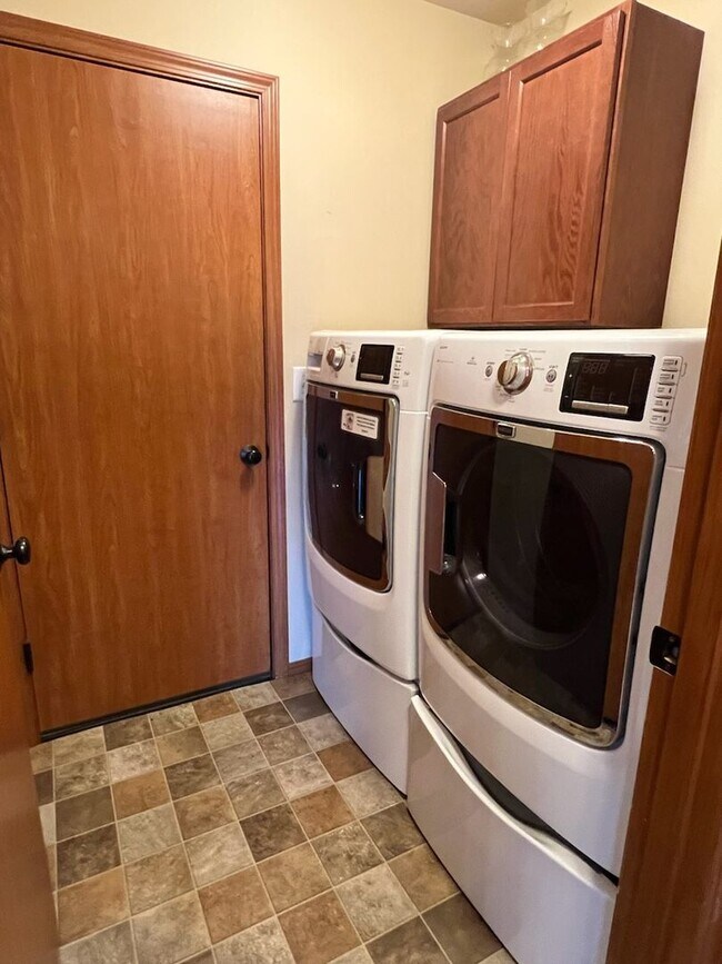 Building Photo - Beautiful 3 bed/2 bath home with garage, a/c and private covered patio!