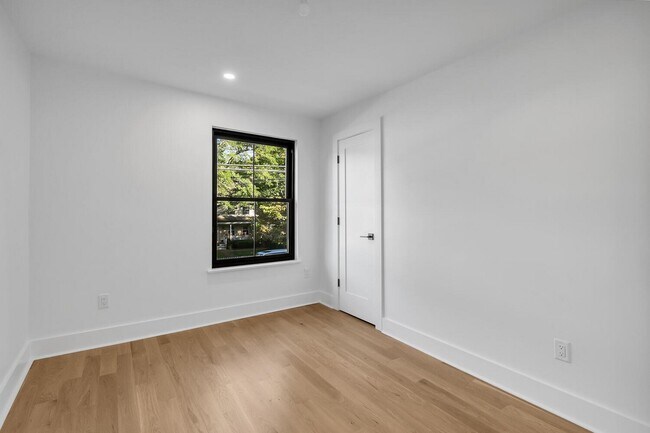 Building Photo - 516 River Rd