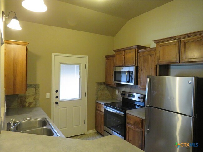 Building Photo - 402 Sladecek Dr