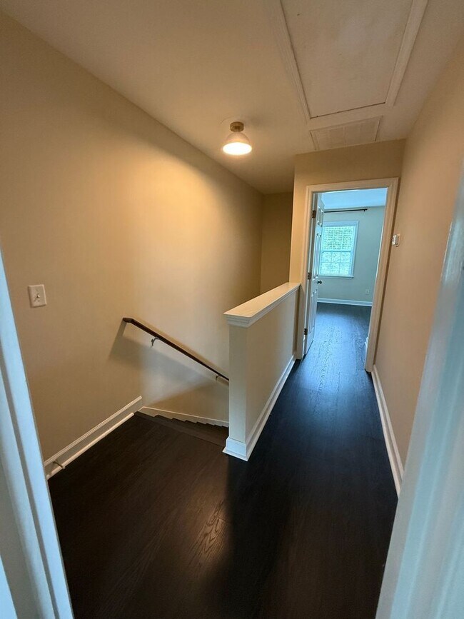 Building Photo - Nice 2 bedroom, 2.5 bath Townhouse