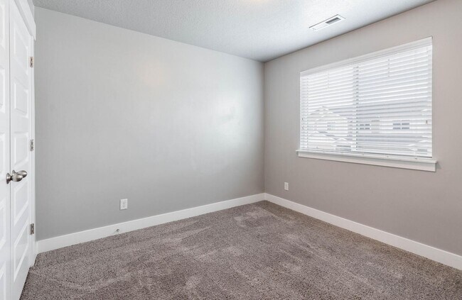 Building Photo - Bright and Charming Townhome Nestled in th...