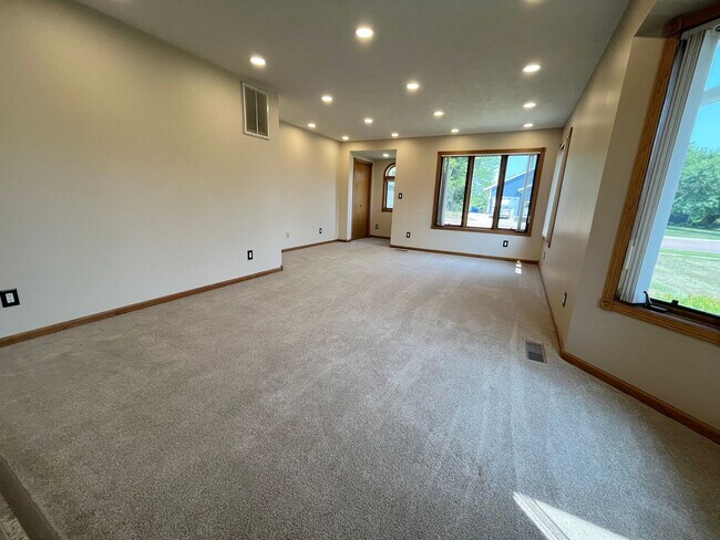 Building Photo - 301 N Cherry St