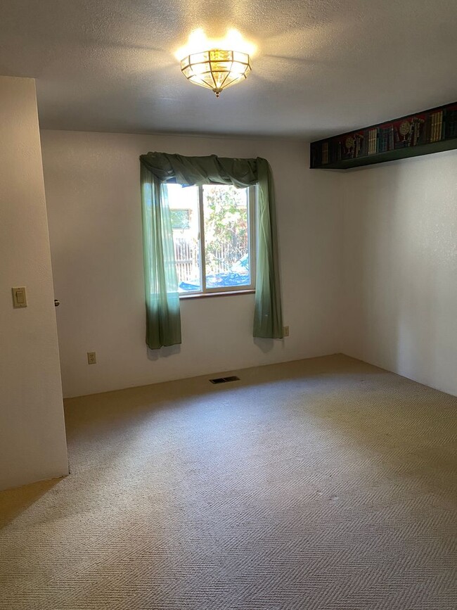Building Photo - 4800 Airway Dr NE