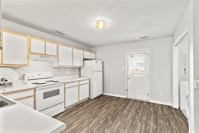 Building Photo - 2 Bed 2.5 Bath Townhome