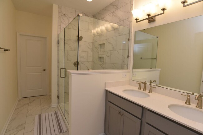 Building Photo - Charming Town Home Available