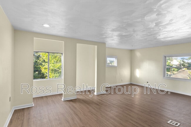 Building Photo - 1149 Fernwood Ave