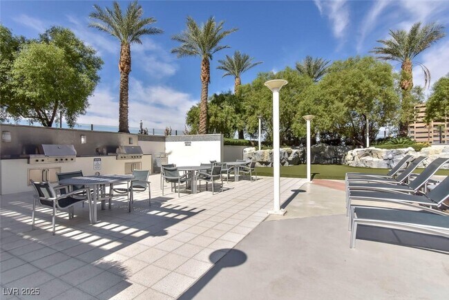 Building Photo - 2700 S Las Vegas Blvd