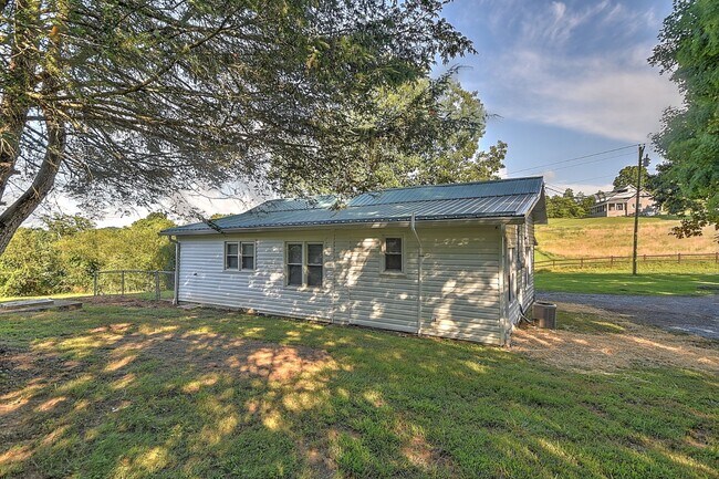 Building Photo - 875 S Pickens Bridge Rd