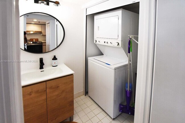 Building Photo - 540 Brickell Key Dr