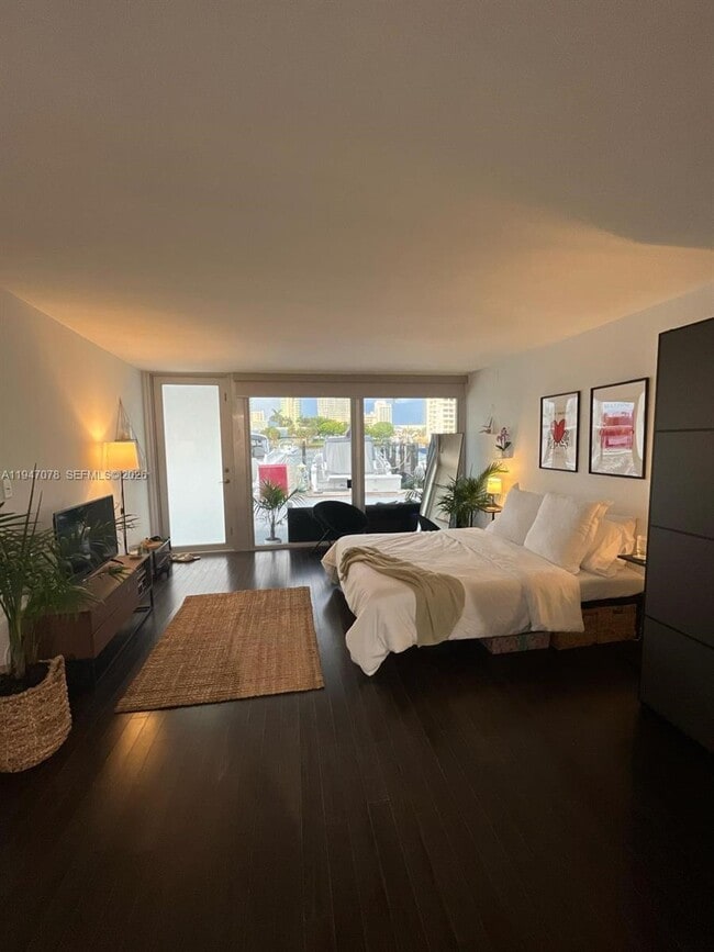 Building Photo - 900 Bay Dr