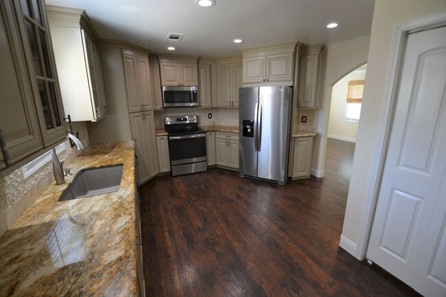 Building Photo - Newly remodeled, 3 bedroom, 2 bath home near Southern University loaded with amenities!