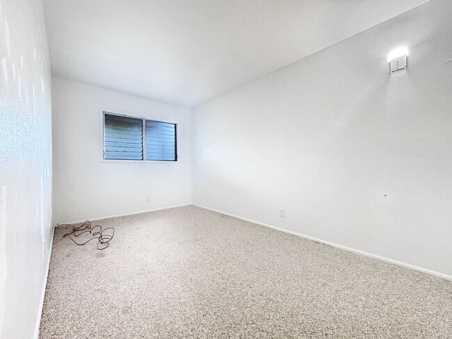 Building Photo - Available Now!!  2 BD/2.5 BA Pet Friendly Kaneohe Townhouse!