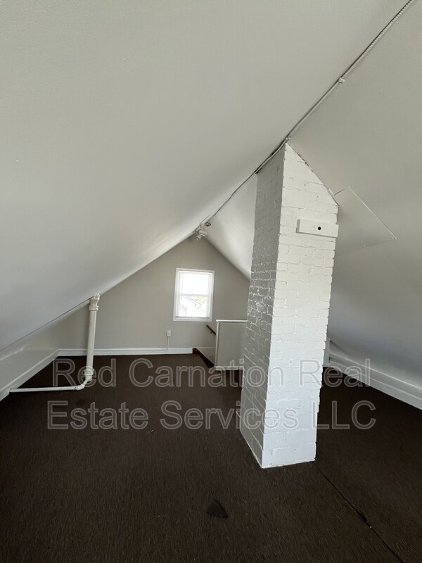 Building Photo - 1009 W Hillcrest Ave