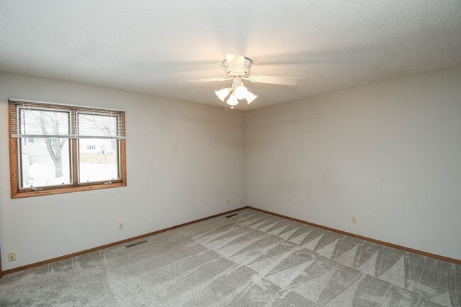 Building Photo - Spacious 5-Bedroom Split-Level in Southwest Sioux Falls with 4-Season Room & Fenced Yard!