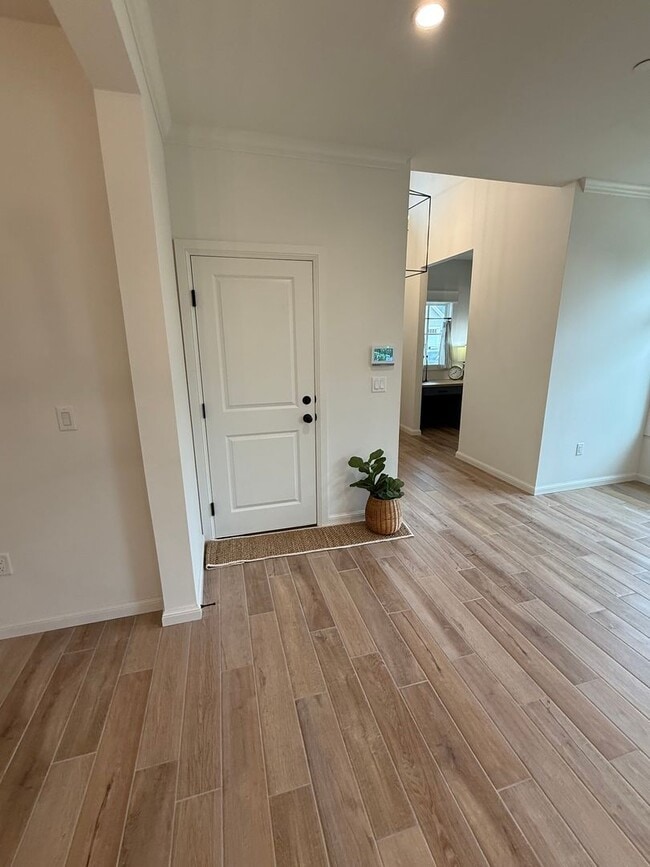 Building Photo - Fall special! flexible terms and easy move...