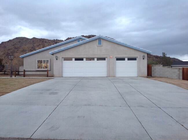 Building Photo - 4 BEDROOM HOME WITH VIEWS, NEAR WAALEW IN SYCAMORE ROCKS AREA OF APPLE VALLEY.