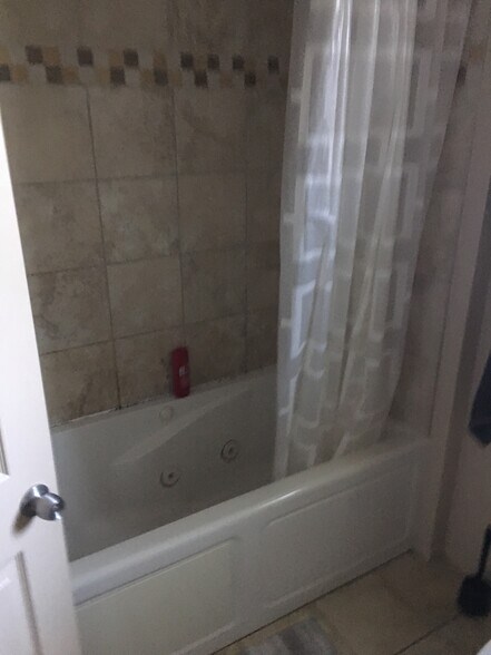 Bath 1 - 2935 Johnson Ave